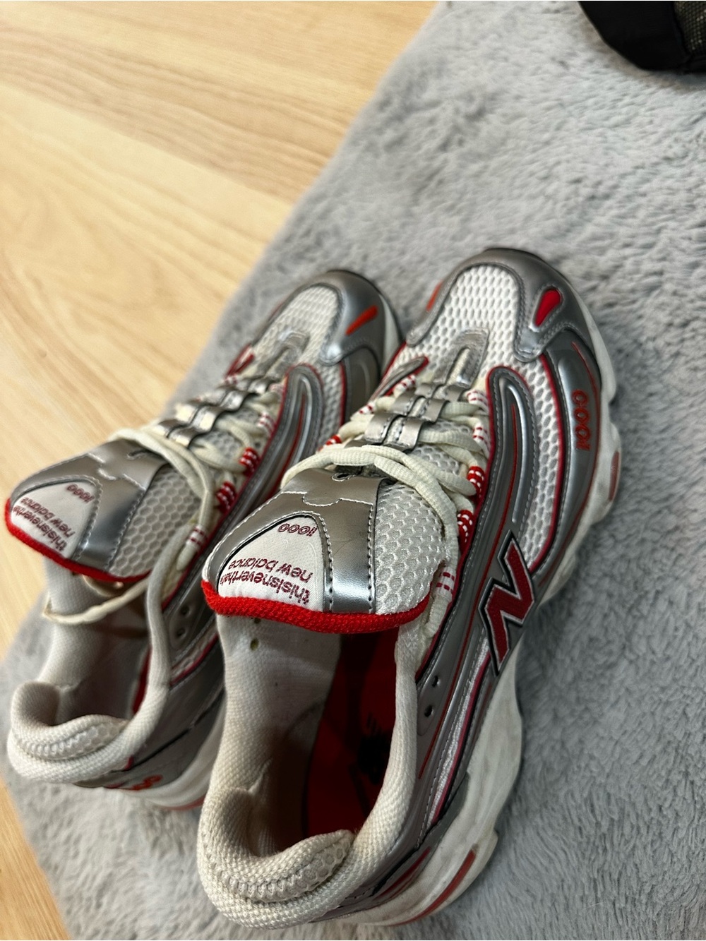 New Balance 1000 thisisneverthat Metallic Silver
Red